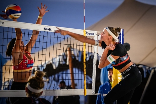 FOTO: VOLLEYBALL WORLD. Van Gunst/Ferch (USA) vs. Paulikiene/Raupelyte (LTU)