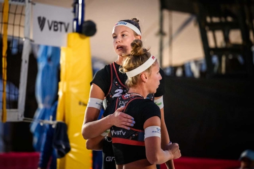 FOTO: VOLLEYBALL WORLD. Van Gunst/Ferch (USA) vs. Paulikiene/Raupelyte (LTU)