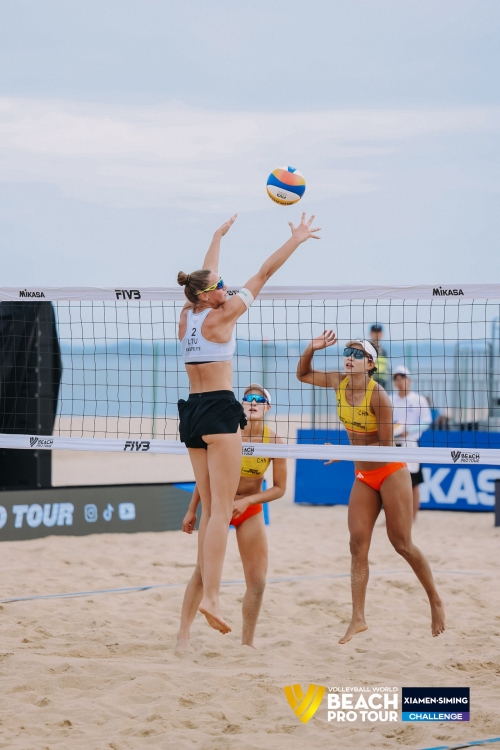 FOTO: Volleyball World. Yan X./X. Y. Xia CHN vs Paulikiene/Raupelyte LTU