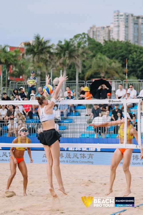 FOTO: Volleyball World. Yan X./X. Y. Xia CHN vs Paulikiene/Raupelyte LTU