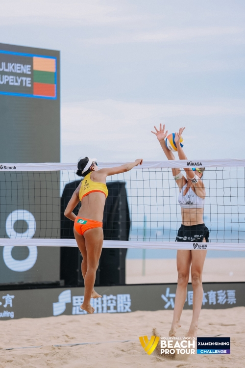 FOTO: Volleyball World. Yan X./X. Y. Xia CHN vs Paulikiene/Raupelyte LTU