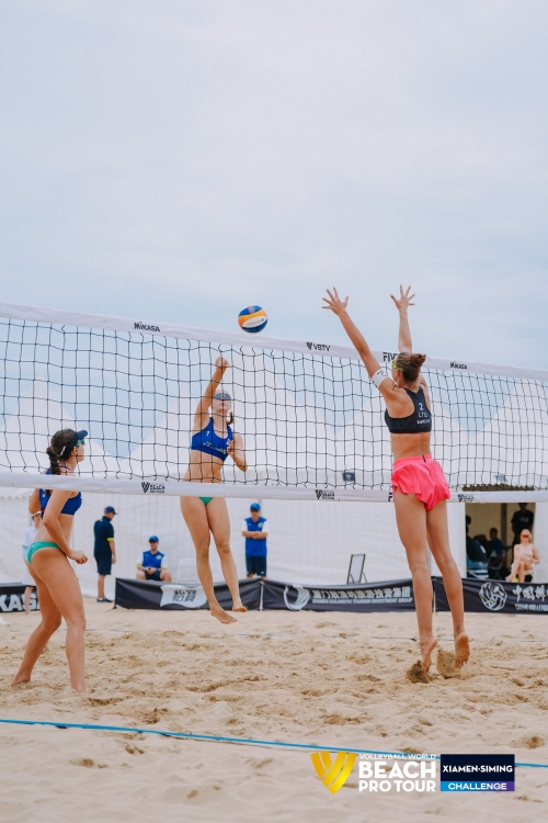 FOTO: Volleyball World. Fleming/Alchin AUS vs Paulikiene/Raupelyte LTU