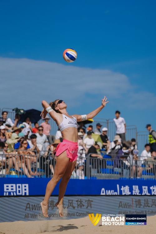 FOTO: Volleyball World. Paulikiene/Raupelyte LTU vs Durish/Koenig USA